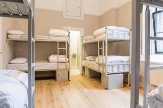 Хостелы Gardiner House Дублин Кровать в общем номере для мужчин и женщин с 8 кроватями и общей ванной комнатой-1