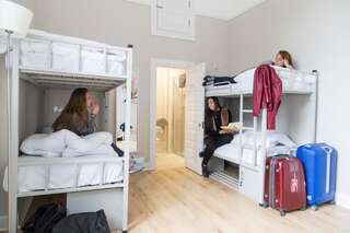 Хостелы Gardiner House Дублин Кровать в общем номере для мужчин и женщин с 8 кроватями и общей ванной комнатой-5
